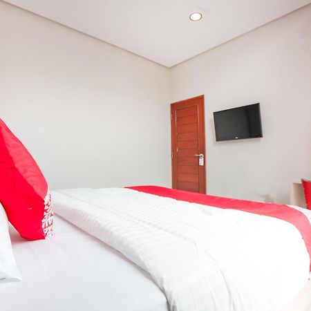 Oyo 148 Cempaka Place Homestay Джакарта Экстерьер фото