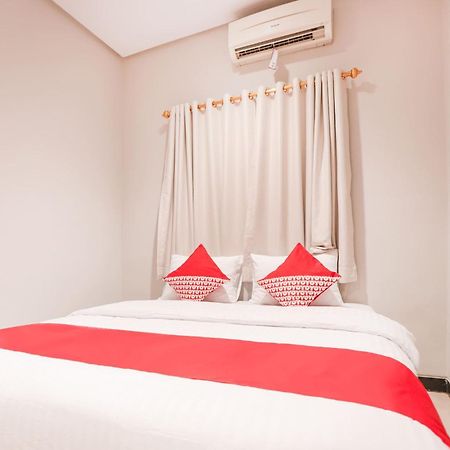 Oyo 148 Cempaka Place Homestay Джакарта Экстерьер фото