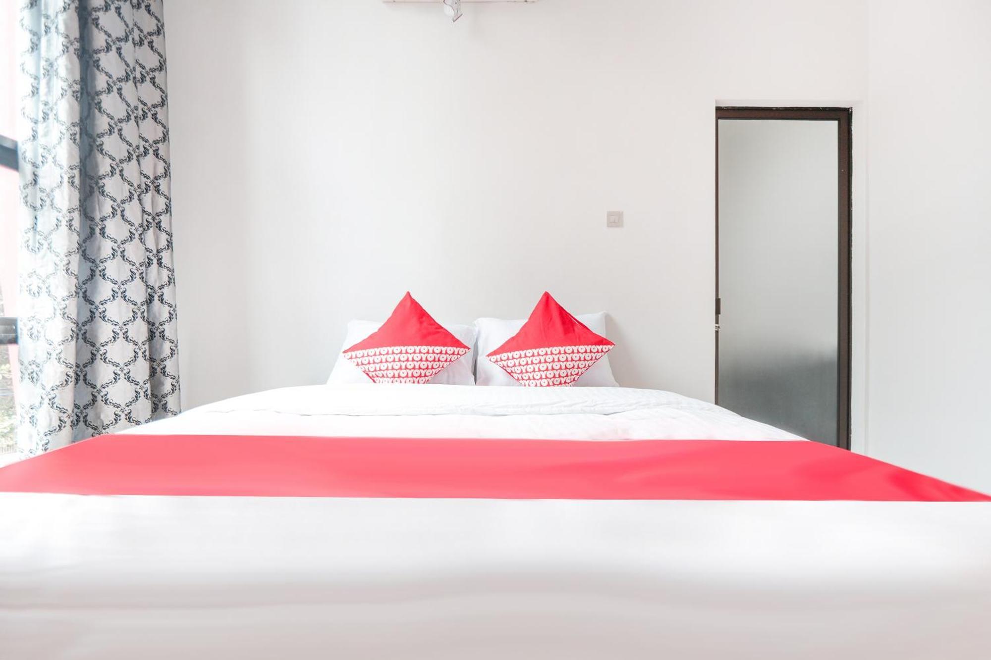 Oyo 148 Cempaka Place Homestay Джакарта Экстерьер фото