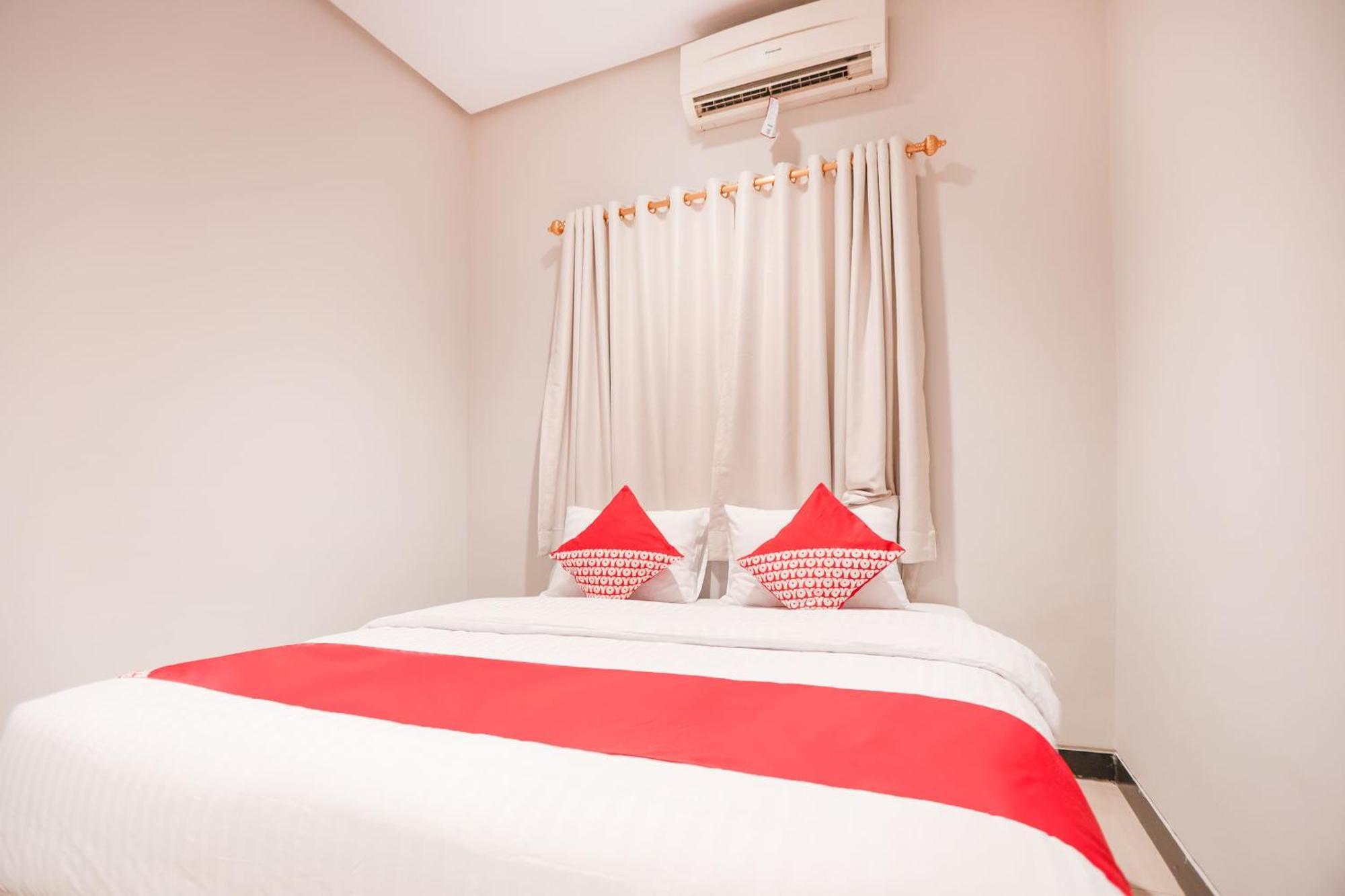 Oyo 148 Cempaka Place Homestay Джакарта Экстерьер фото