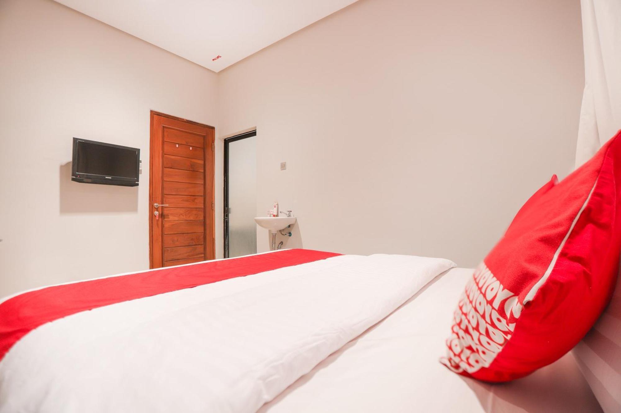 Oyo 148 Cempaka Place Homestay Джакарта Экстерьер фото