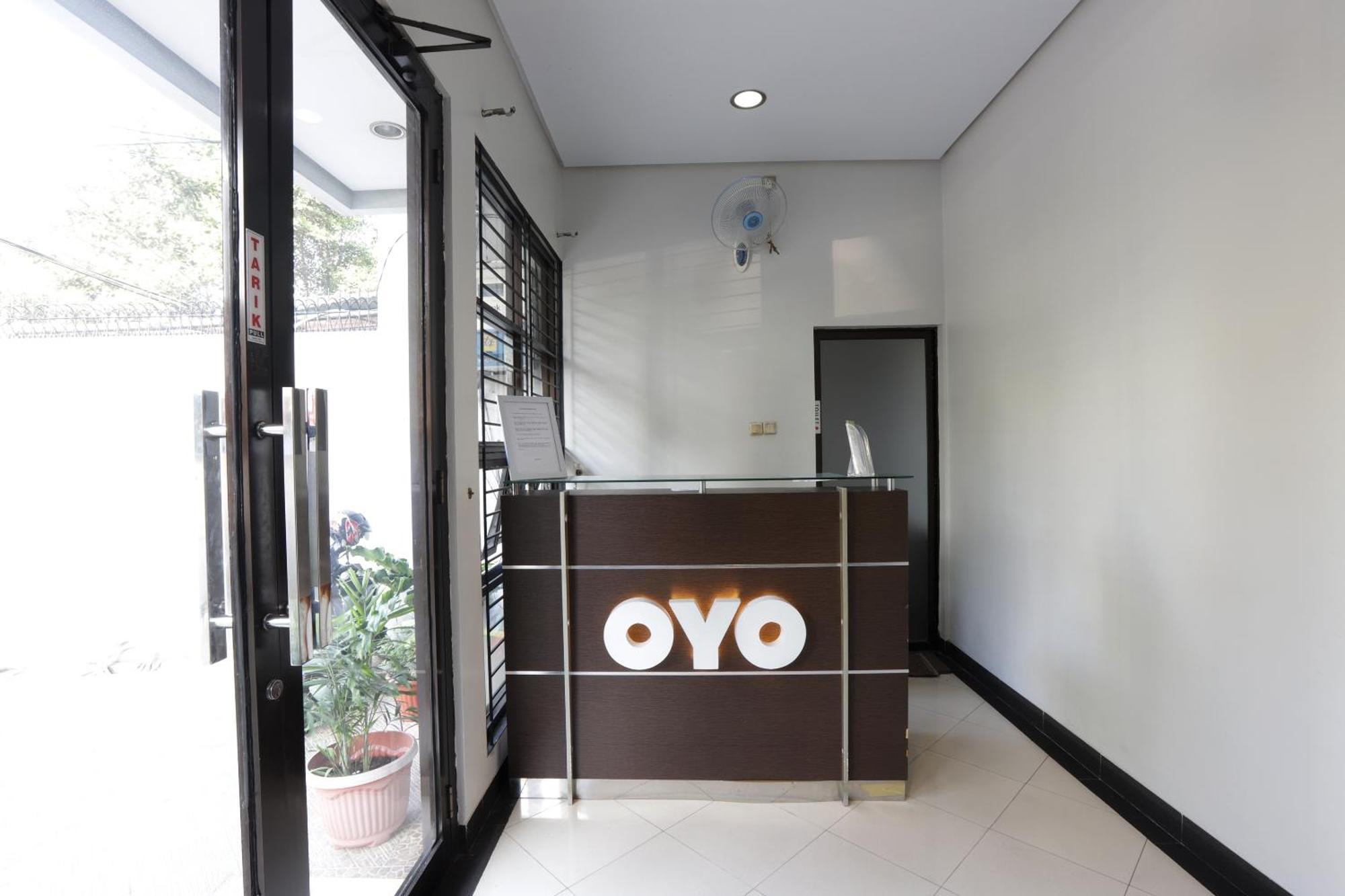 Oyo 148 Cempaka Place Homestay Джакарта Экстерьер фото