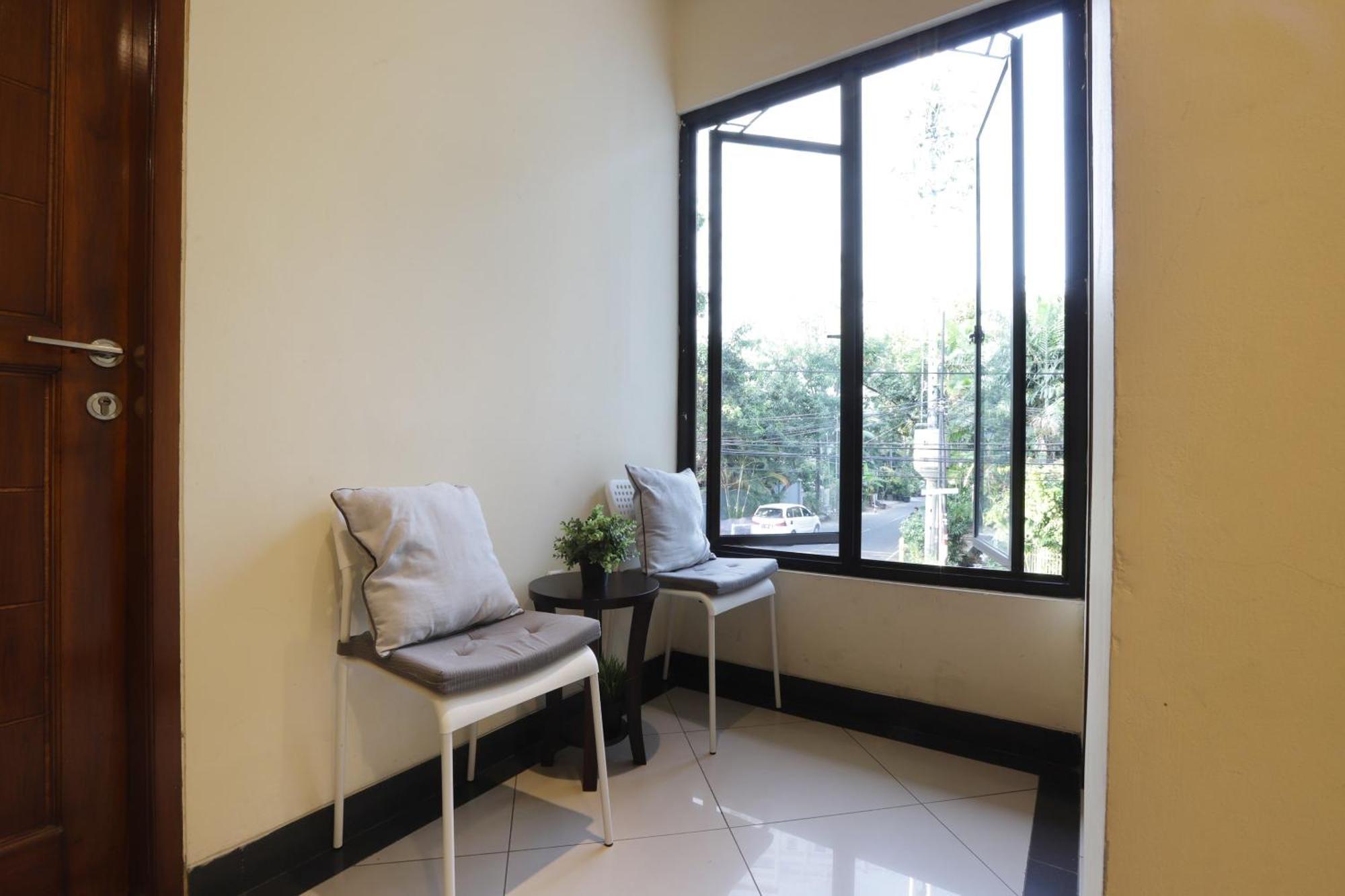 Oyo 148 Cempaka Place Homestay Джакарта Экстерьер фото