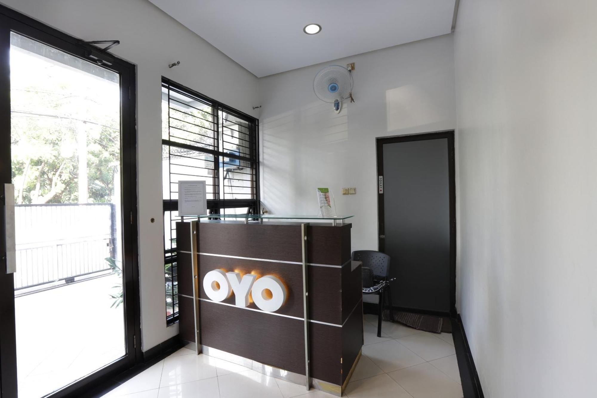 Oyo 148 Cempaka Place Homestay Джакарта Экстерьер фото