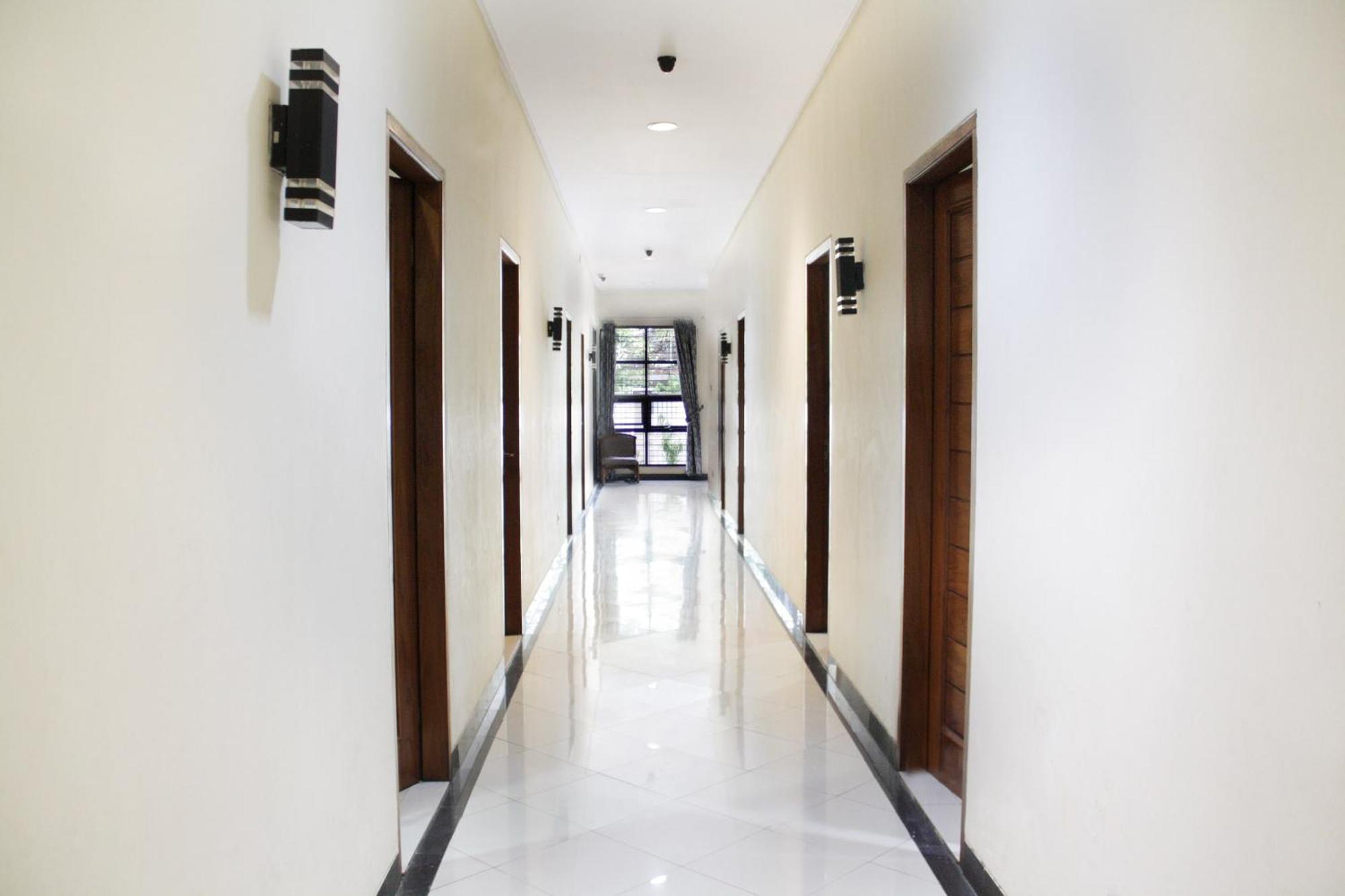 Oyo 148 Cempaka Place Homestay Джакарта Экстерьер фото