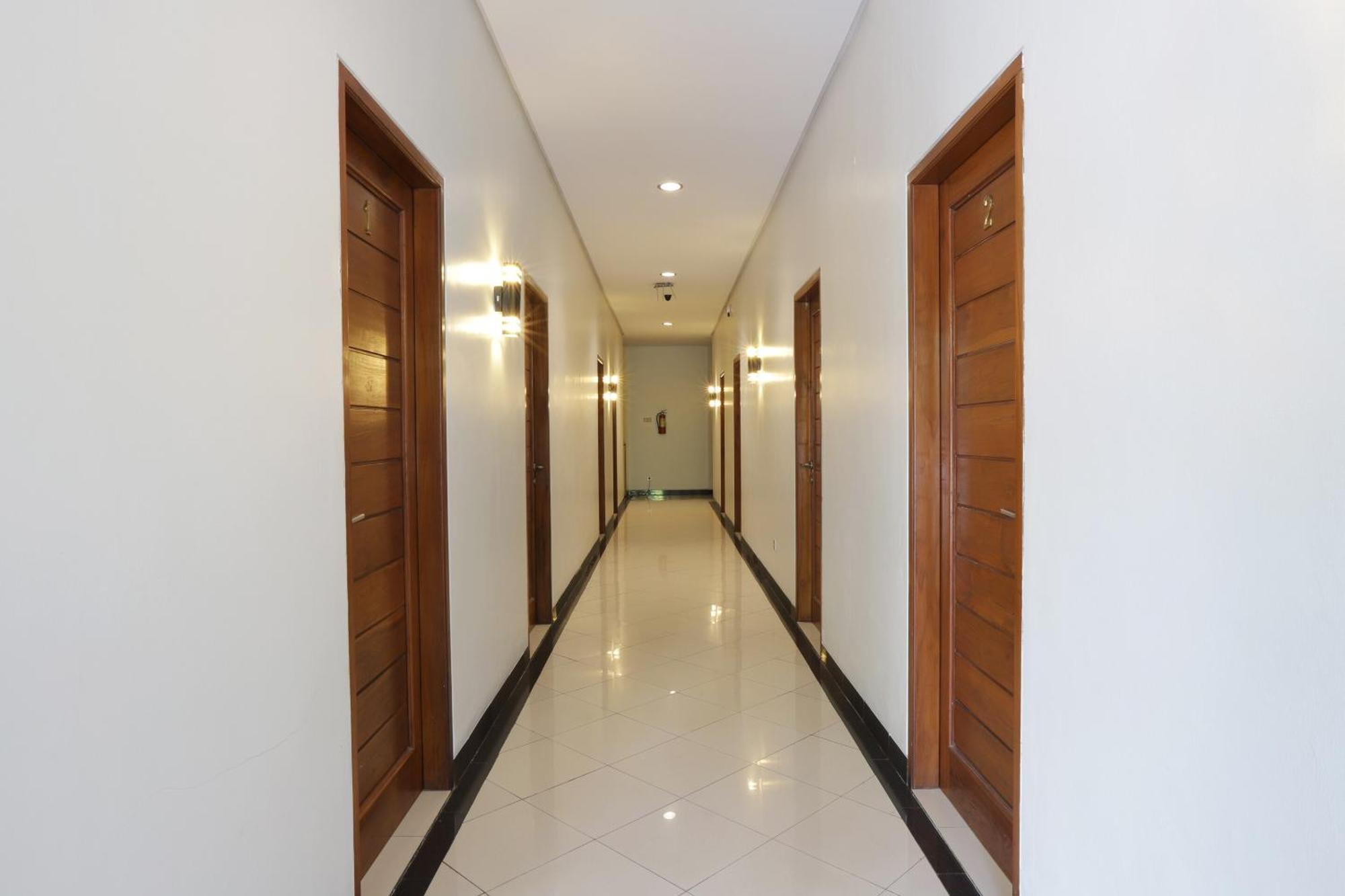 Oyo 148 Cempaka Place Homestay Джакарта Экстерьер фото