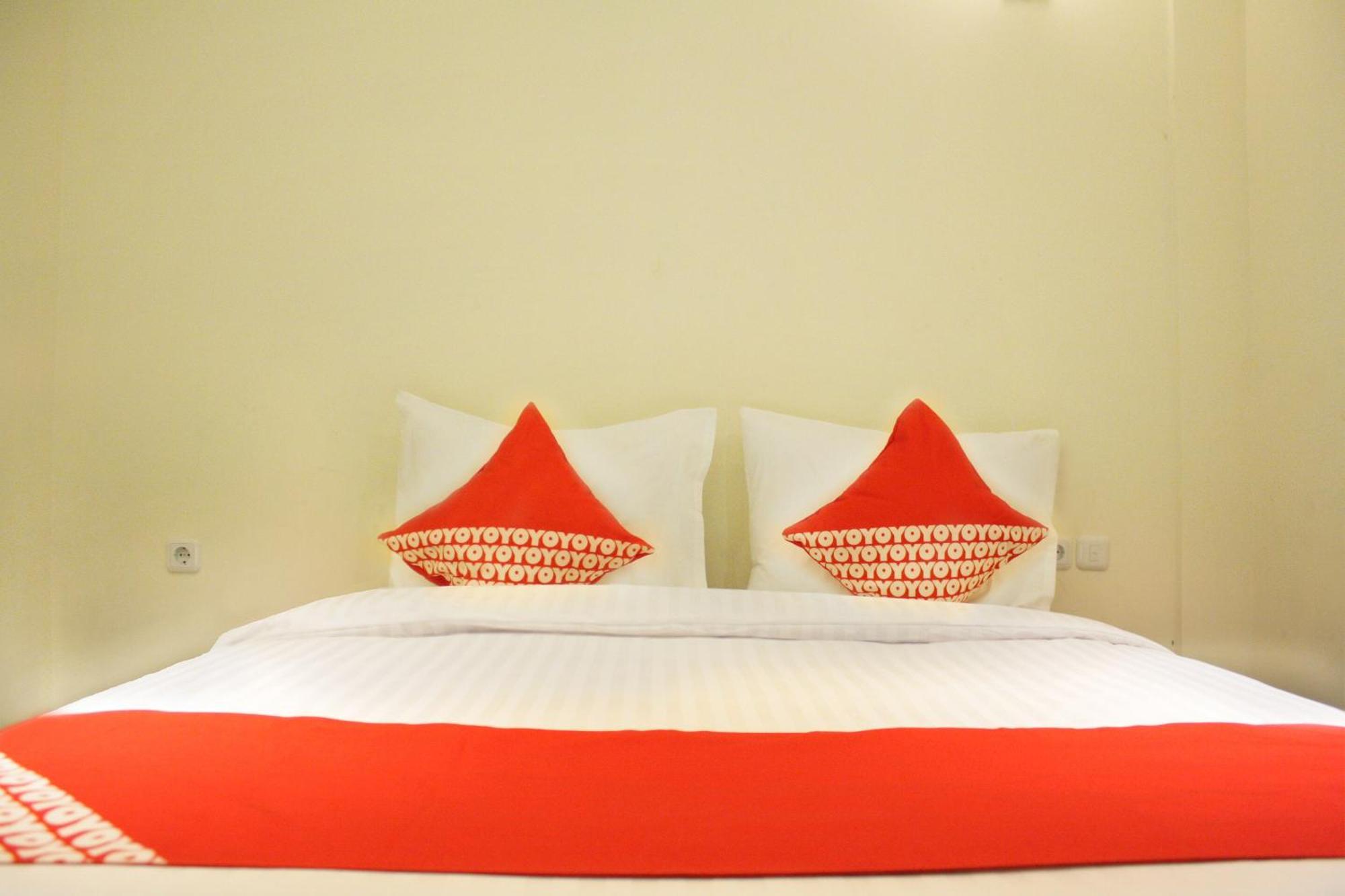 Oyo 148 Cempaka Place Homestay Джакарта Экстерьер фото